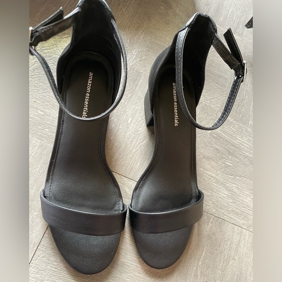 NEW Size 8 Strap Sandals - Picture 10 of 12